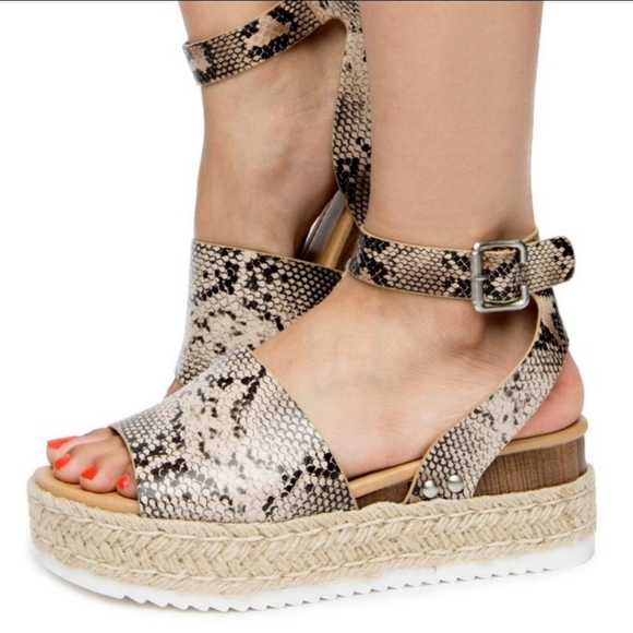 **LAST PAIR** SODA Topic Sandals Womens 5.5 Natural Python Snake Print - Picture 1 of 8